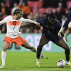 Willian Pacho, defensor ecuatoriano, disputa un balón contra Xavi Simons, ofensivo neerlandés.