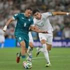 Ali Alhamadi (i) de Irak disputa el balón con Efrain Morales de Bolivia en el repechaje para la Copa Mundial 2026.