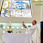 Monseñor Antonio Crameri eleva el cáliz durante la solemne Misa Crismal en la Catedral de Esmeraldas, acto que reunió a fieles y sacerdotes en unidad y fe.