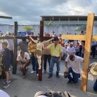 Fieles de Quinindé se arrodillan y cargan sus cruces durante el Vía Crucis, en un acto de oración y penitencia comunitaria.