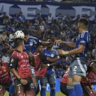 El defensor Luis Fernando León se eleva en el área y conecta de cabeza el balón ante la marca de defensores de Deportivo Cuenca durante el duelo en el Capwell.