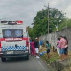 Ambulancia en la vía Vuelta Larga–Tabiazo, donde paramédicos confirmaron el fallecimiento del adolescente tras el accidente de tránsito.