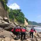 Rescatistas del Cuerpo de Bomberos de Atacames realizan la extracción del cadáver en el Peñón del Suicida.