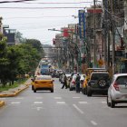 Calle céntrica de Esmeraldas con intenso movimiento vehicular y peatonal, reflejo del pulso urbano cotidiano.