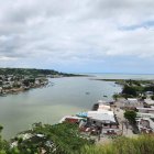 Vista panorámica del cantón Rioverde, donde el río se abre paso hacia el mar, y donde este lunes se registró el asesinato de un hombre en su domicilio.