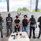 Agentes de la Policía Nacional presentan a alias “Oliver” y otro detenido en Rioverde, junto al arsenal decomisado durante el operativo contra “Los Chechenos”.