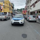 Patrulleros y transeúntes en la calle céntrica de Esmeraldas donde fue asesinado el empresario Édgar Aguayo, presidente de la Cámara de Comercio.