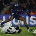 Willian Pacho es titular en la defensa de PSG.