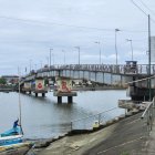 Puente sobre el estuario de Muisne, donde conviven el tránsito urbano, las embarcaciones artesanales y la vida cotidiana de la ribera.