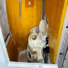 Captura de vídeo cedido por la NASA que muestra el retrete a bordo de la cápsula Orión de la misión lunar Artemis II.