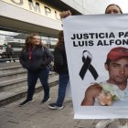 Familiar de la víctima sostiene un cartel durante el plantón en el Complejo Judicial Norte, donde exigieron justicia por el asesinato de Luis Alfonso Jijón.