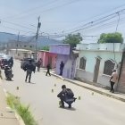Agentes de la Policía Nacional levantan indicios balísticos en el barrio Familias Unidas, San Rafael, tras el ataque armado que dejó un joven fallecido.