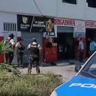 Policía Nacional en la vulcanizadora “Isabella”, vía Esmeraldas–Atacames, donde fue asesinado a tiros Jorge Lucas Estupiñán, conocido como El Mochito.