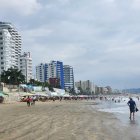 Playa de Tonsupa, en Atacames, donde la mañana del sábado se registró una emergencia por ahogamiento que dejó un bañista fallecido y otro rescatado con vida.