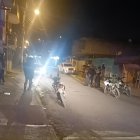 Escena nocturna en el barrio 15 de Marzo, donde un ataque armado dejó un hombre sin vida y generó conmoción entre los vecinos.