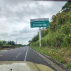 Ingreso al cantón Río Verde, Esmeraldas, bajo el letrero de bienvenida que contrasta con la realidad marcada por hechos violentos en la zona.
