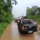 “Larga fila de vehículos atrapados en la vía E20, sector El Vergel de Quinindé, tras el deslave y el desbordamiento de un estero que bloqueó el ingreso hacia Esmeraldas.