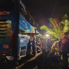 La unidad disco 743 de la cooperativa Trans Occidental permanece en la vía Quinindé-Esmeraldas tras el siniestro que dejó dos fallecidos y 15 heridos.