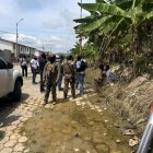“Militares y policías ejecutan un operativo en la ciudadela Coral de Esmeraldas, donde se hallaron fosas con cuerpos en descomposición y se detuvo a seis ciudadanos vinculados a Los Tiguerones.