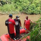 “Bomberos y policías realizan labores de recuperación de un cuerpo hallado en el río Esmeraldas, sector Aire Libre.