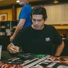 El tricolor asistió a su primera firma de autógrafos como participante de una cartelera.