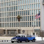 Un vehículo transita frente al edificio de la Embajada de Estados Unidos en Cuba este 20 de abril de 2026.