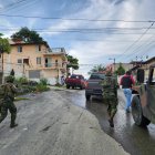 Militares y policías recorren la parroquia Vuelta Larga, en Esmeraldas, tras la captura de dos acusados de robo que estuvieron a punto de ser linchados y quemados por vecinos indignados.