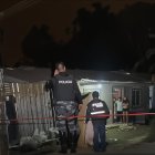 Agentes de la Policía Nacional resguardan la vivienda en La Concordia II, sur de Esmeraldas, donde un ataque armado dejó dos muertos y un herido.