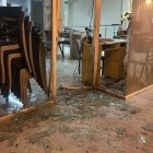 Vidrios destrozados cubren el interior del local de belleza en la ciudadela Julio Estupiñán, tras la detonación de un artefacto explosivo que generó alarma en Esmeraldas.