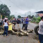 Moradores de Palma Real bloquean la vía E20 con ramas y láminas metálicas, exigiendo obras prometidas y presencia de autoridades en Esmeraldas.