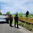 Agentes de la Policía Nacional inspeccionan el sector de El Cabezón, tras el hallazgo de un cuerpo sin vida en el río Esmeraldas.