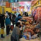 En algunos mercados del sur de Quito no se respeta el distanciamiento social de dos metros.