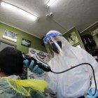 1. En una peluquería de La Floresta solo atienden previa cita. Además, el pago del servicio se lo hace por transferencia electrónica.