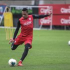 El delantero Jonathan Álvez en el entrenamiento de Barcelona.