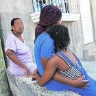 Mientras narra su sufrimiento por la muerte de su niña, Amalia abraza fuertemente a otra de sus pequeñas.