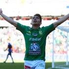 El delantero ecuatoriano Ángel Mena se destaca como goleador del Club León en la liga mexicana.