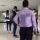 Mieles (de blusa blanca y pantalón azul), antes de ingresar a la audiencia de este viernes.