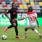 Carlos Gruezo fue titular en el empate (1-1) del Augsburgo contra el Düsseldorf, paridad que le permitió mantener la categoría.