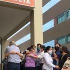 Los familiares de Morales estuvieron en los exteriores de la clínica donde falleció.