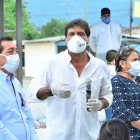 El alcalde de El Triunfo, David Martillo (izq.), junto a Morales en un acto reciente.