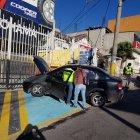 Los sospechosos chocaron contra una puerta y luego intentaron huir a pie.