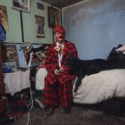 Muñequito vive con su mascota en una casa arrendada de Carcelén Bajo, en el norte de Quito. Debe el alquiler y los servicios básicos.