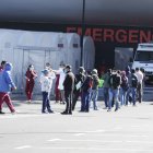 Los hospitales centinela tienen pocas camas disponibles. La mayoría de personas que espera afuera de las casas de salud llegan con síntomas de COVID-19.