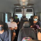 Los familiares de María Ángeles Bravo viajaron en dos furgonetas de Guayaquil a Cojitambo para estar presentes en su sepelio.