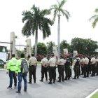Más de 40 uniformados de diferentes unidades de la Policía resguardaron el velorio y sepelio de Geovanny Francisco Mantilla Ceballos.
GERARDO MENOSCAL
Agencia (ag-expreso)