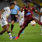 El zaguero ecuatoriano John Narváez (i) deja el Macará, para unirse al Deportes Tolima de Colombia.