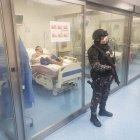 Agentes del 
Grupo de Intervención y Rescate custodian la Unidad de Cuidados Intensivos.