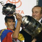 Patricio Urrutia, el entonces capitán de Liga de Quito, fue el encargado de recibir el trofeo de la Libertadores en el mítico estadio Maracaná.