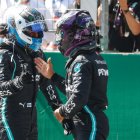 Valtteri Bottas (i) recibe la felicitación de su compañero de escudería, Lewis Hamilton (d), tras ganar la 'pole' del Gran Premio de Austria.