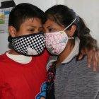 Madre e hijo comparten gran parte del día juntos. Suelen ver videos de mecatrónica.